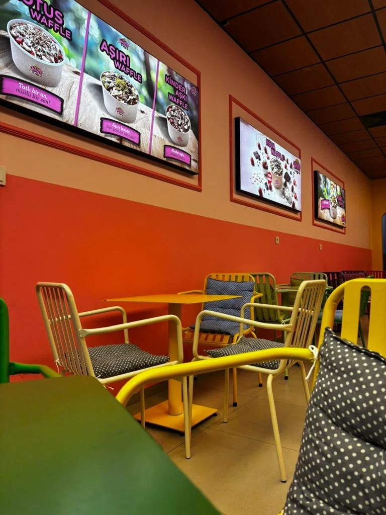 Waffle Bowl House renkli iç mekânı